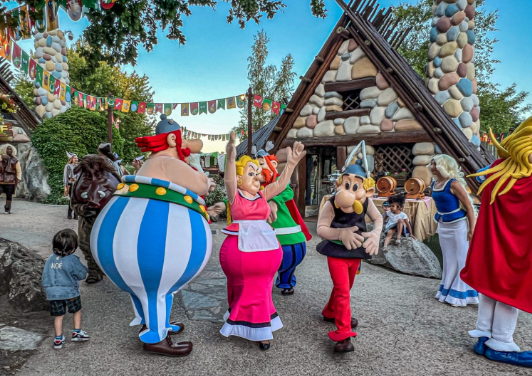 Village Gaulois Parc Astérix, accessible PMR en fauteuil roulant